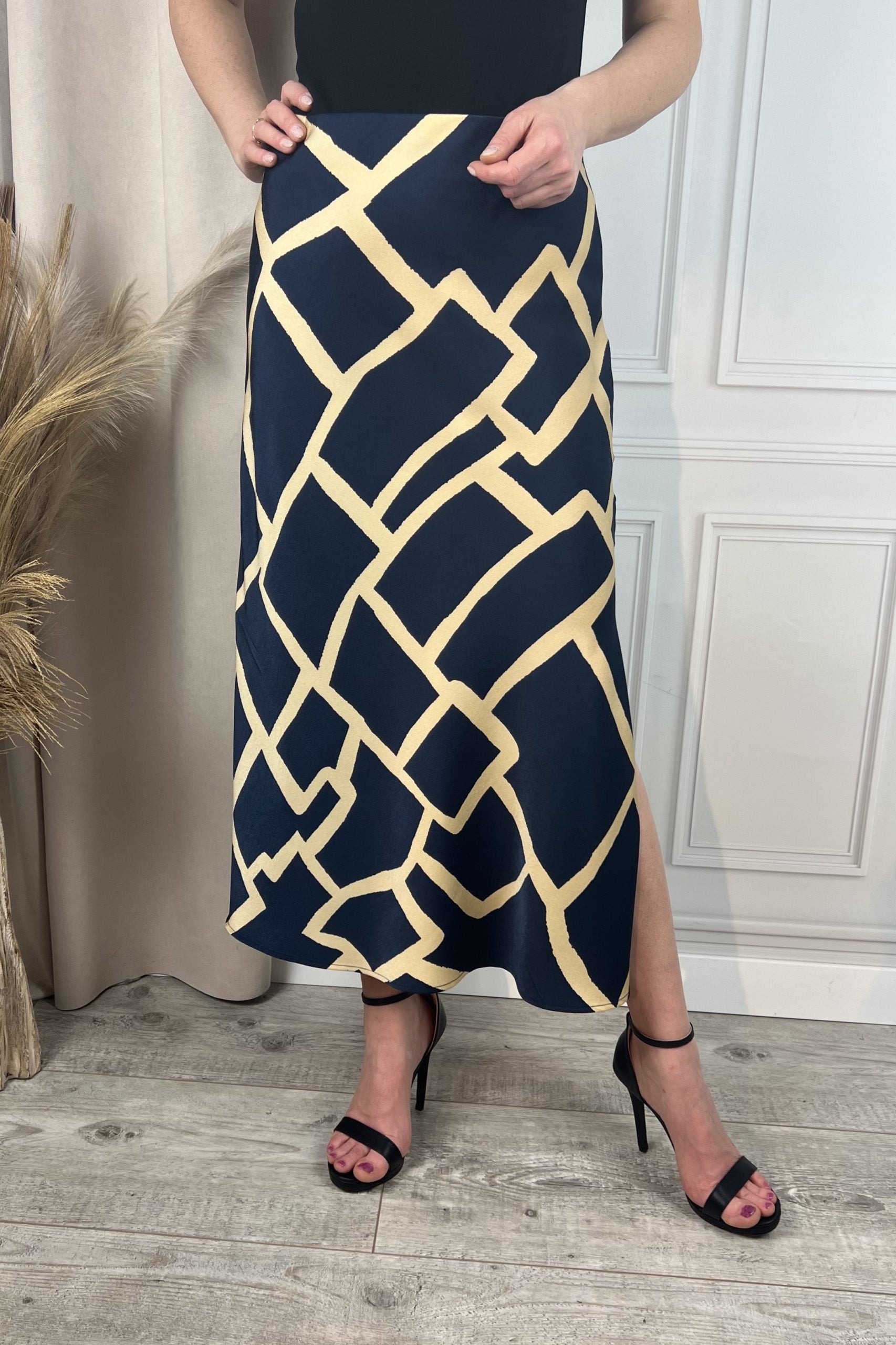 Prosta spódnica z satynowym połyskiem