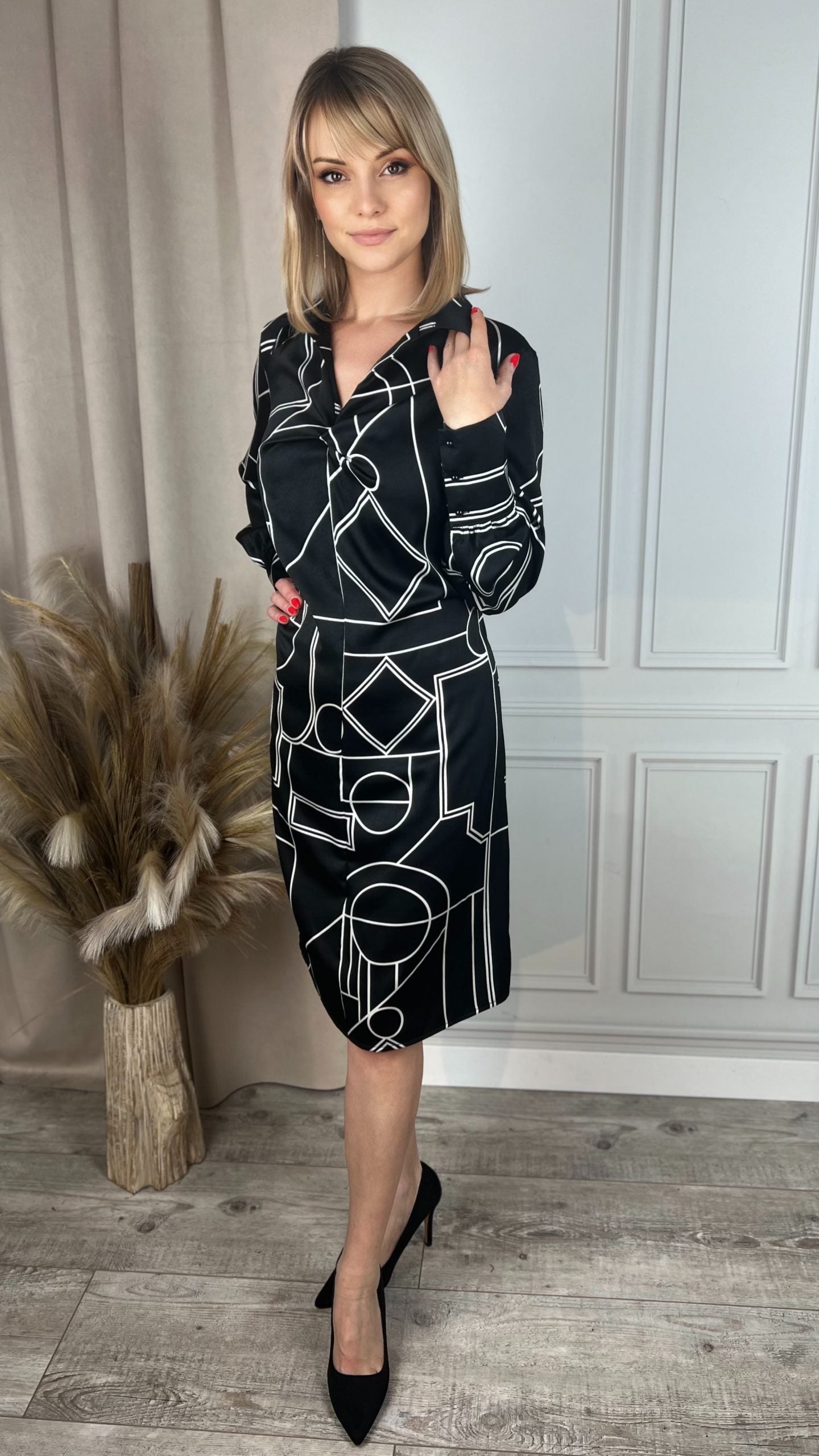 Sukienka z ozdobnym dekoltem