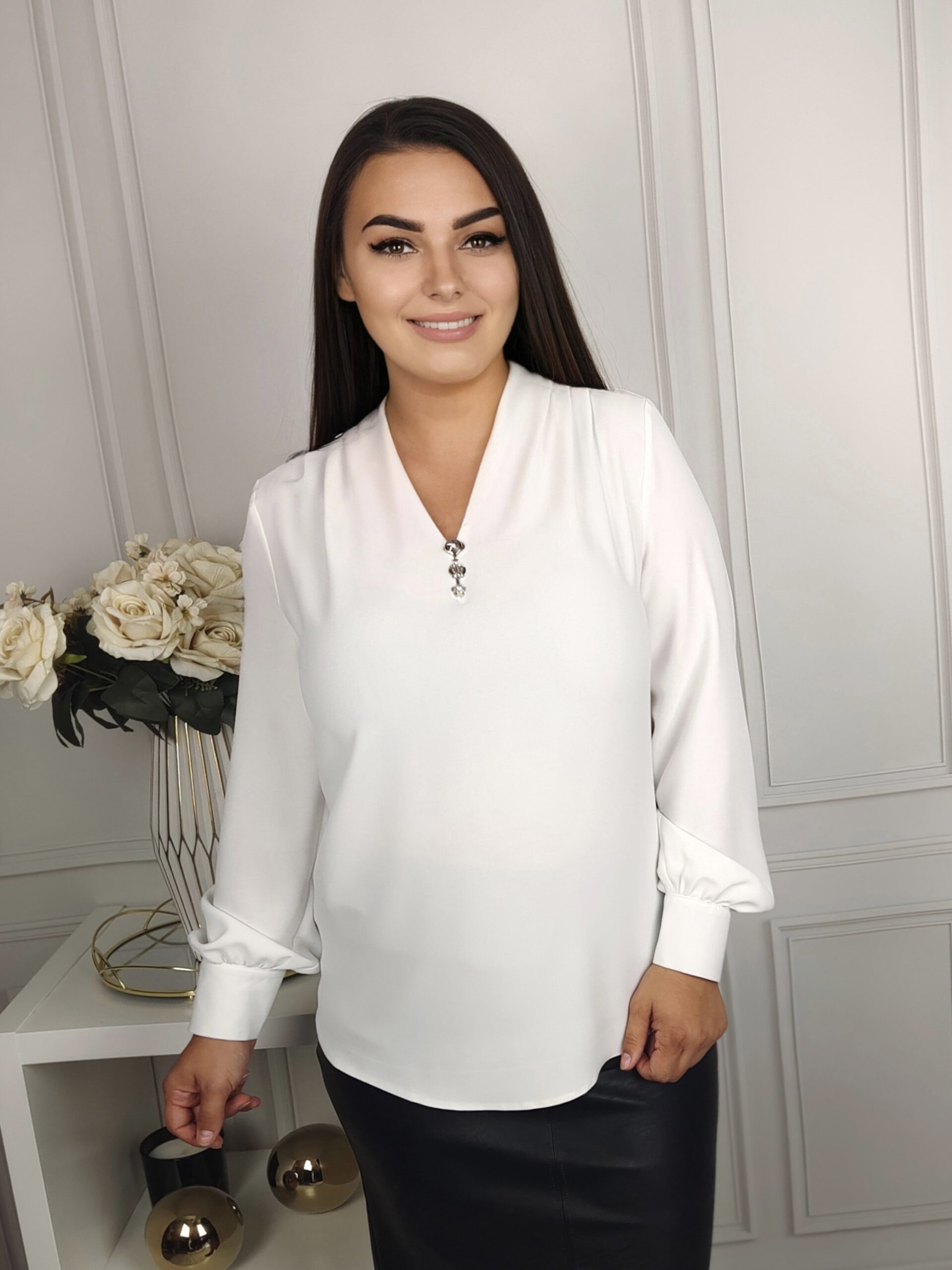 Gładka bluzka z broszką