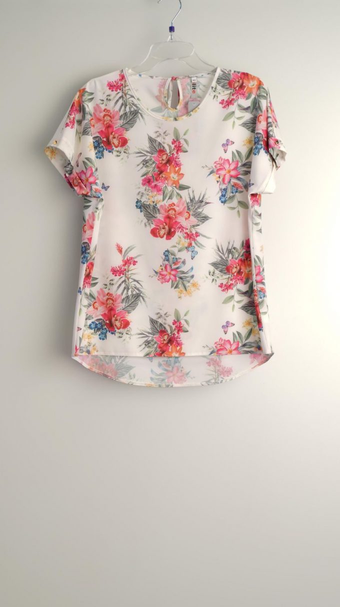 Blouse with cuff and button