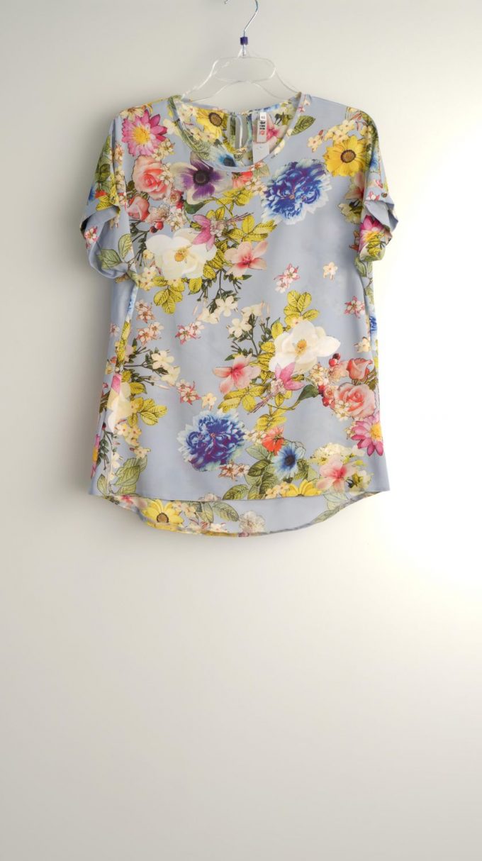 Blouse with cuff and button