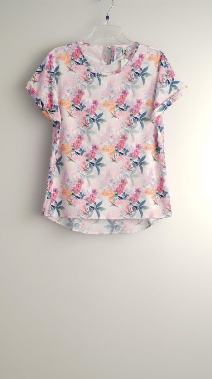 Blouse with cuff and button
