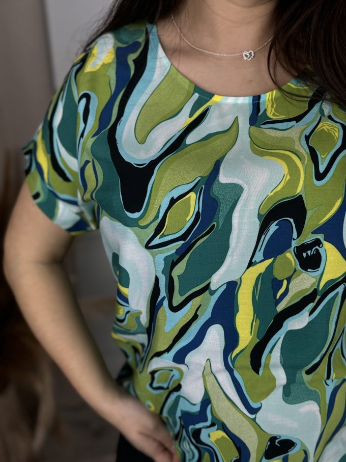 Blouse with tied bottom