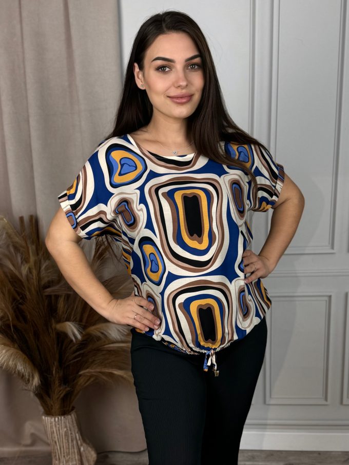 Blouse with tied bottom