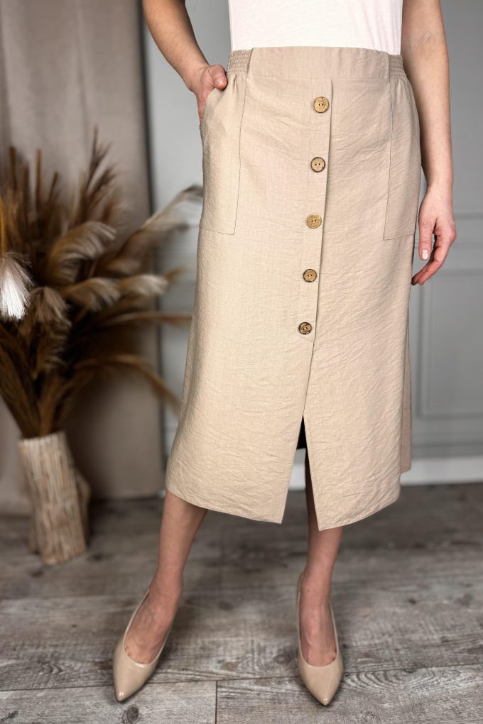 Skirt with buttons